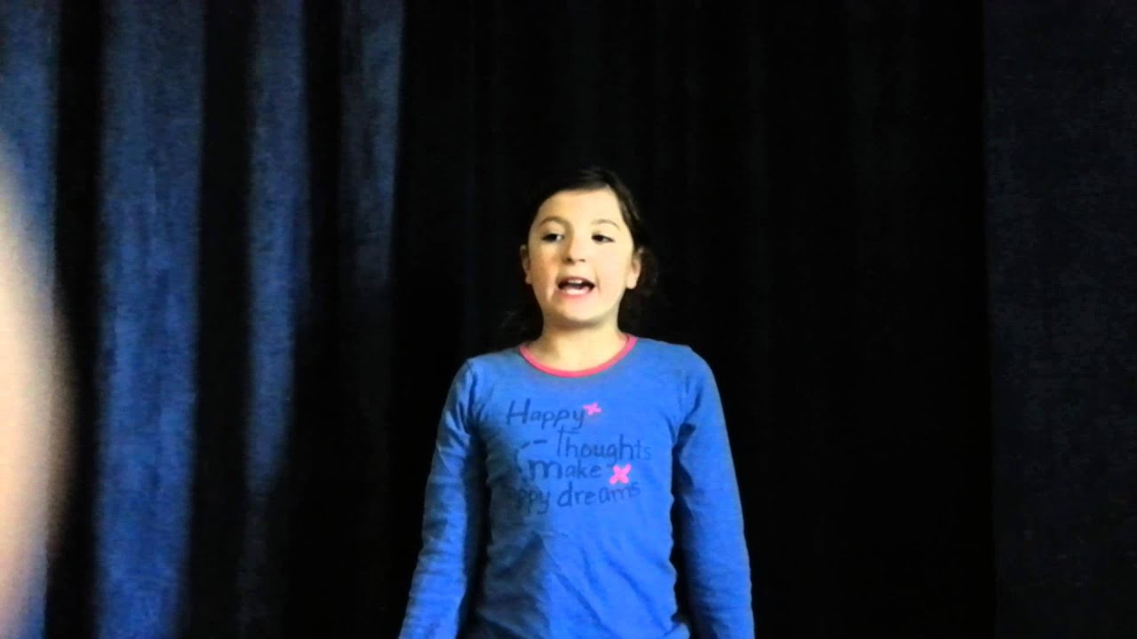 Meisje singt jongens meid