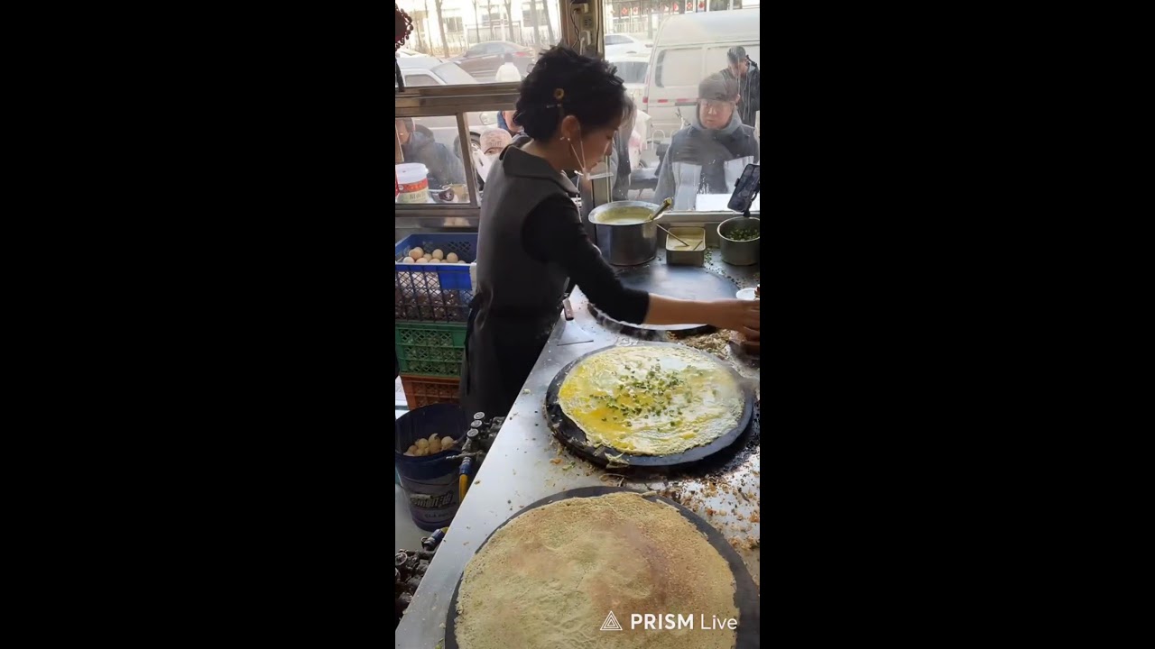 Chinese Woman expert in cooking.