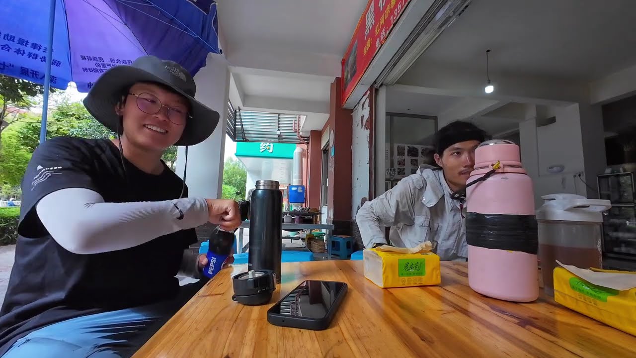 骑行云南偶遇广东小哥儿，同行来到蒙自露营，其身体抽筋夜晚闹肚子，实在令人担忧