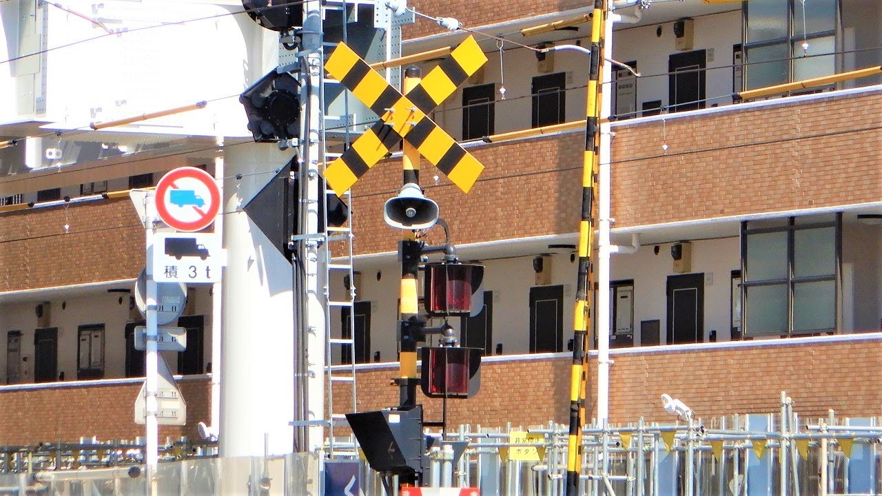 【踏切】西武新宿線　遮断かんが地面を強く叩く踏切 (Railroad crossing in Japan)