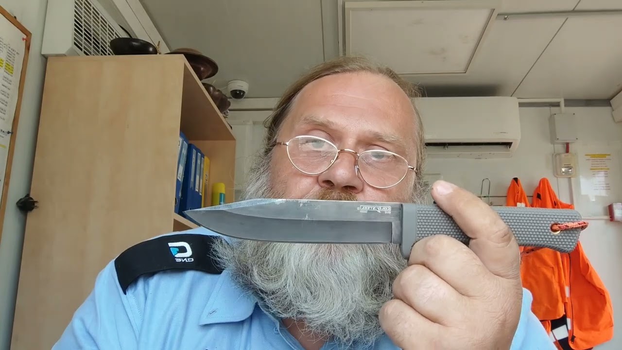 Сравнение ножей Cold steel SRK и Gerber Strongarm как ножей выживания.
