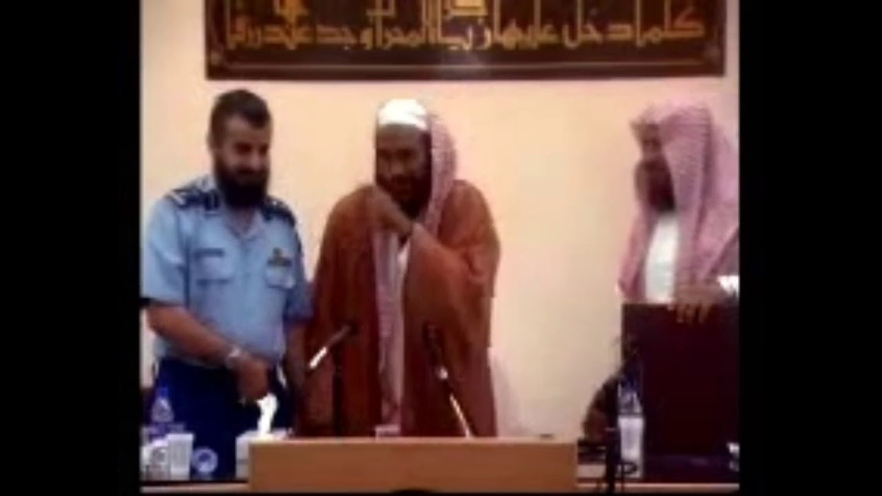 لحظات تقديم الهدية و خروج الشيخ محمد بن محمدالمختار محمد أحمد مزيد الجكني الشنقيطي من القاعدة