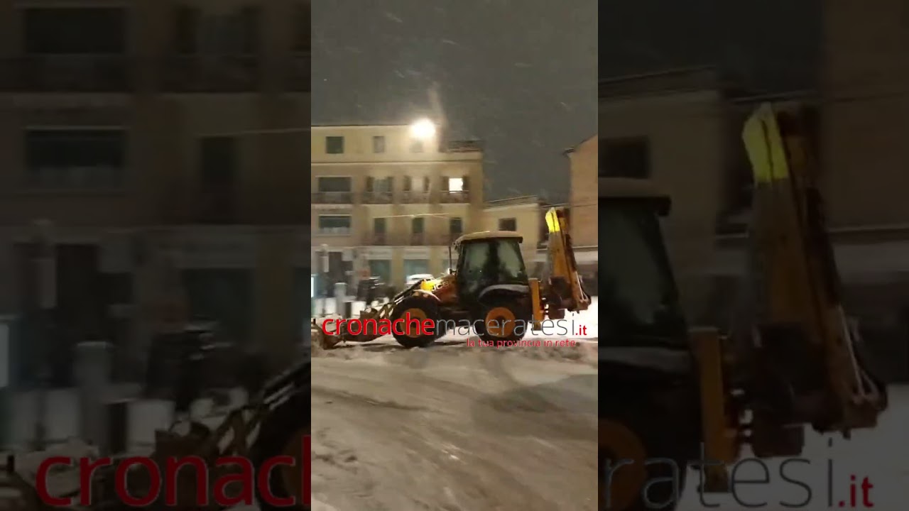 Ruspe e spazzaneve in centro a Macerata