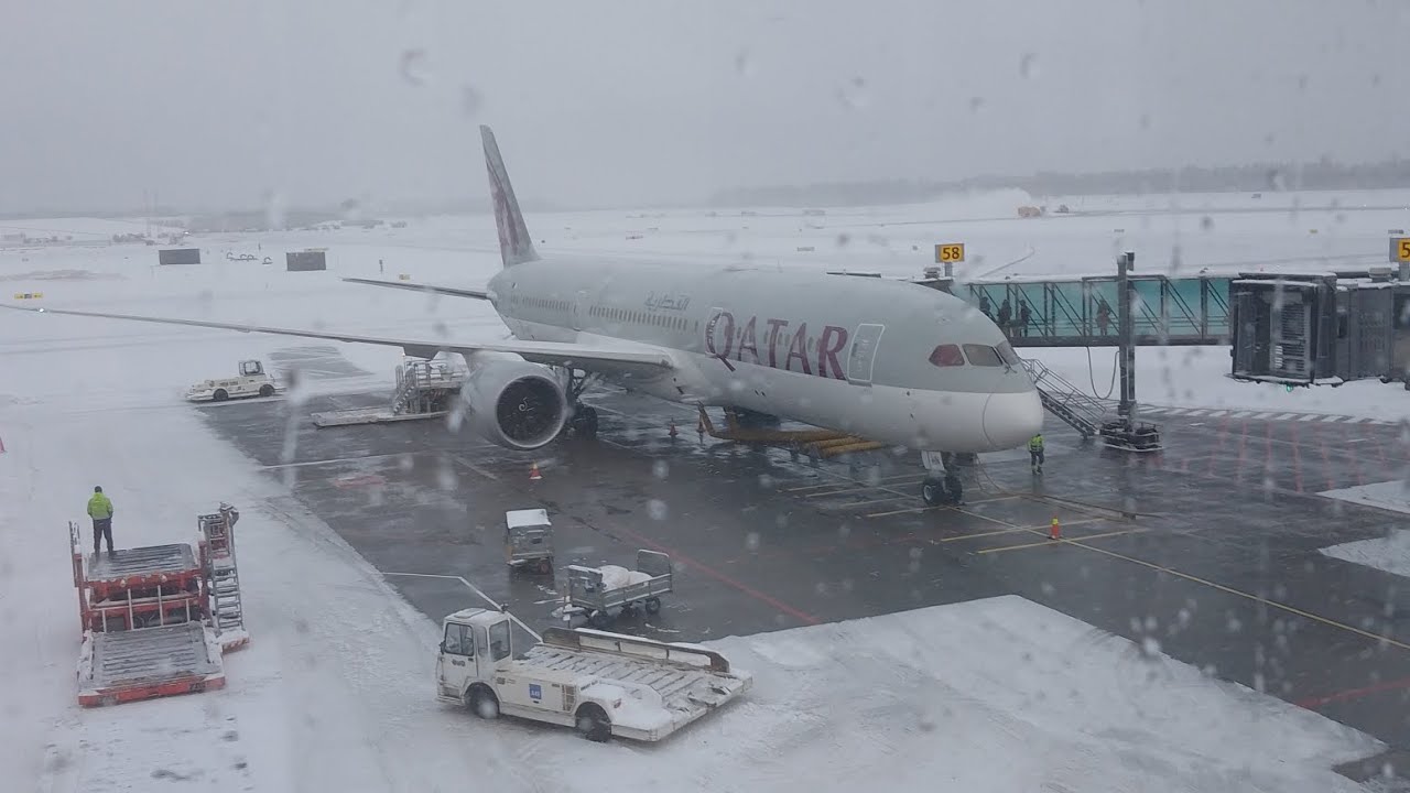 Qatar Airways B789 Landing during a Snowstorm at Oslo on an icy runway.