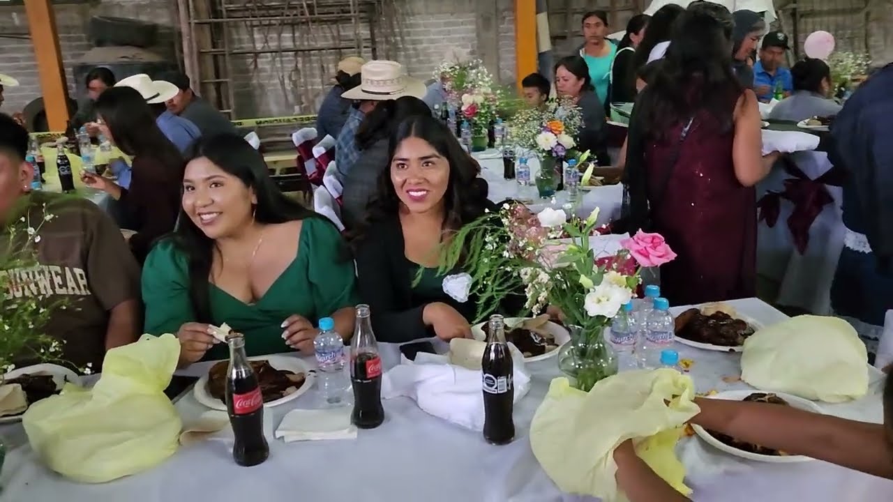 hora de la comida (boda tradicional en san juan mixtepec región de la mixteca oaxaqueña)