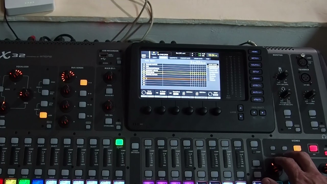 Пульт Behringer X 32 Сцены