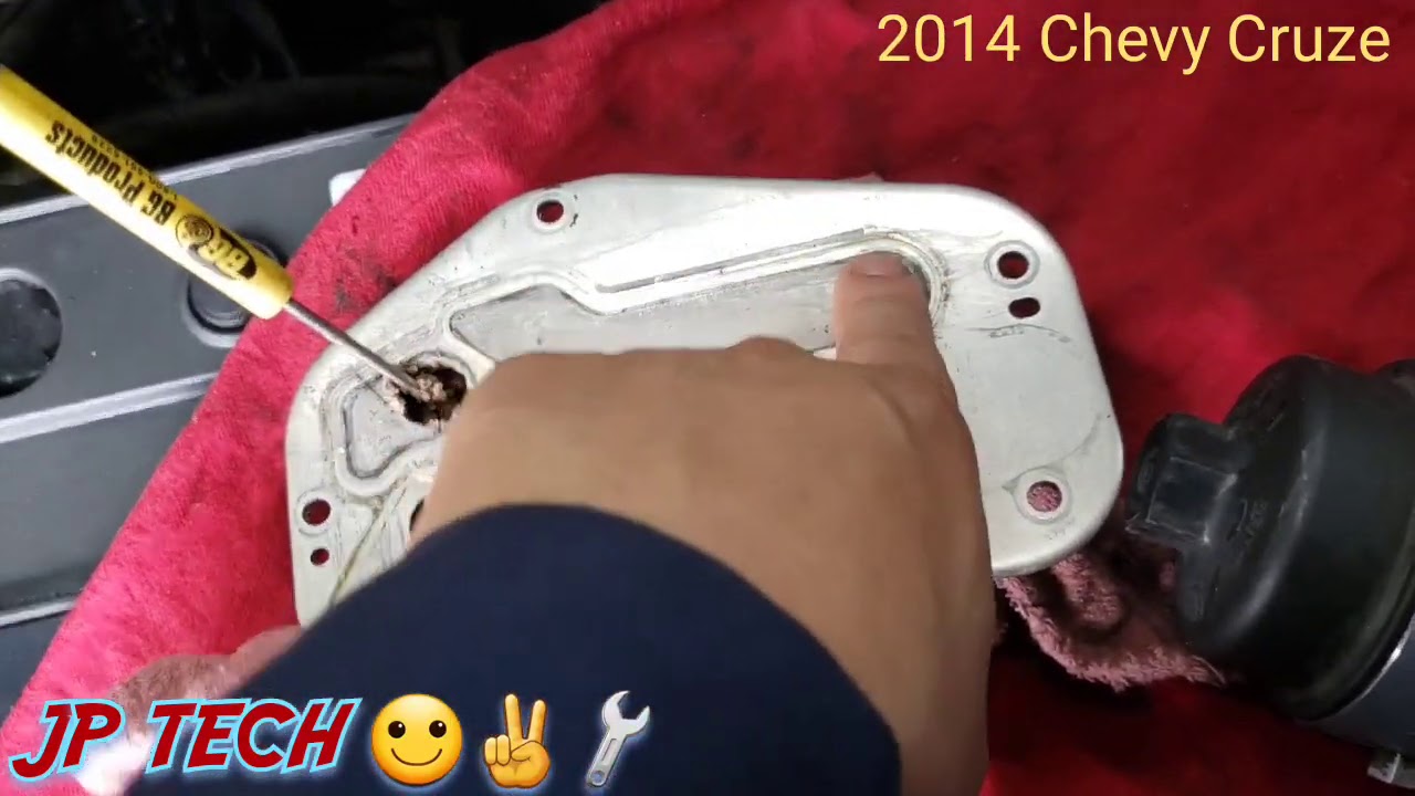 2014 Chevy Cruze Como cambiar el enfriador de aceite oil cooler liqueo de aceite .