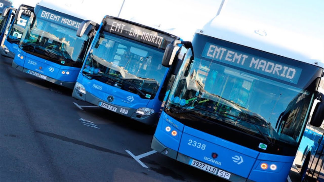 Un conductor de la EMT echa a una joven del autobús por su forma de vestir