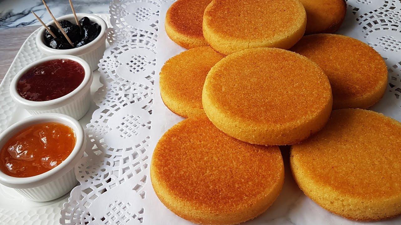 بدون حليب ولا بيض ولا زبدة 👌 وجديهم بزلافة سميد فقط ساهلين هشاش من اروع مايكون