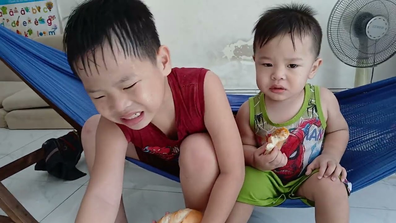 Vlog141 Bánh mì ăn với trúng gà chiên nhìn hai anh em ăn nhìn ngon qua đi  #cuocsongvietnamquetoi