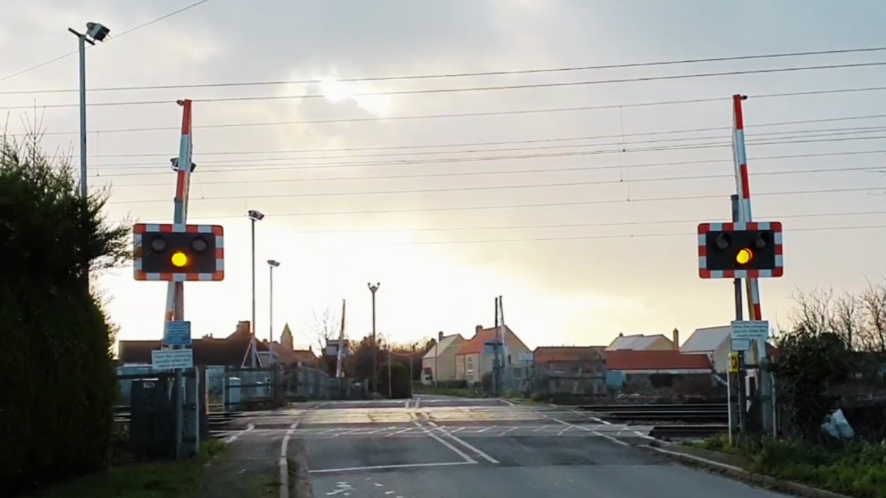 15 Minutes at Maxey Level Crossing, Cambridgeshire