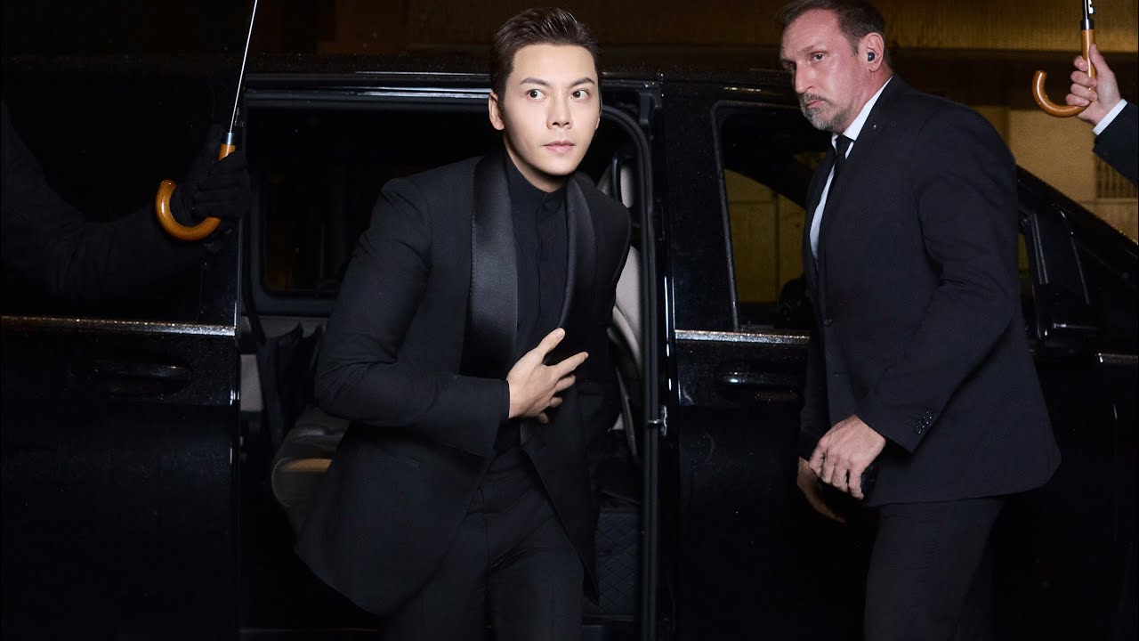 William Chan chatted with Lee Byung hun at the Zegna post-show dinner.陈伟霆在杰尼亚秀后晚宴和李秉宪聊天，雨中打伞太帅了
