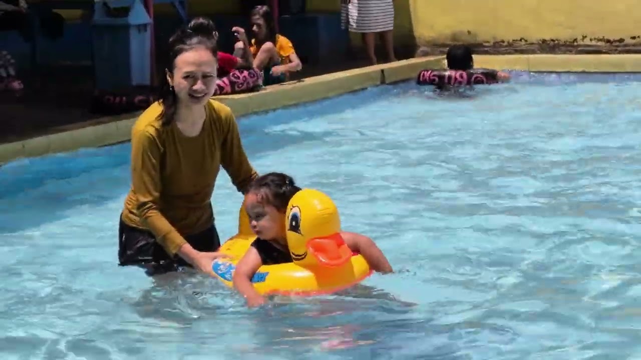 Berenang di kolam renang bu sri ngampin seneng