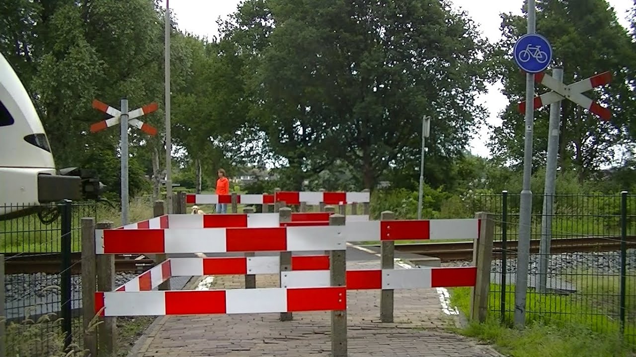 Spoorwegovergang Winsum // Dutch railroad crossing