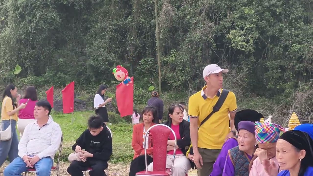 Ngày Hội Con Gà Bản Bang Rất Đông 