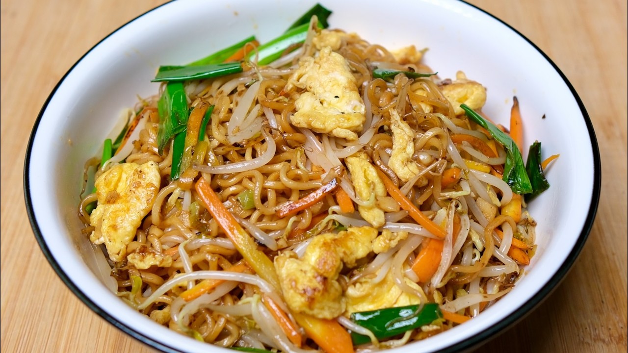 Домашняя жареная лапша — невероятно вкусная и сытная. Просто, быстро и очень ароматная.