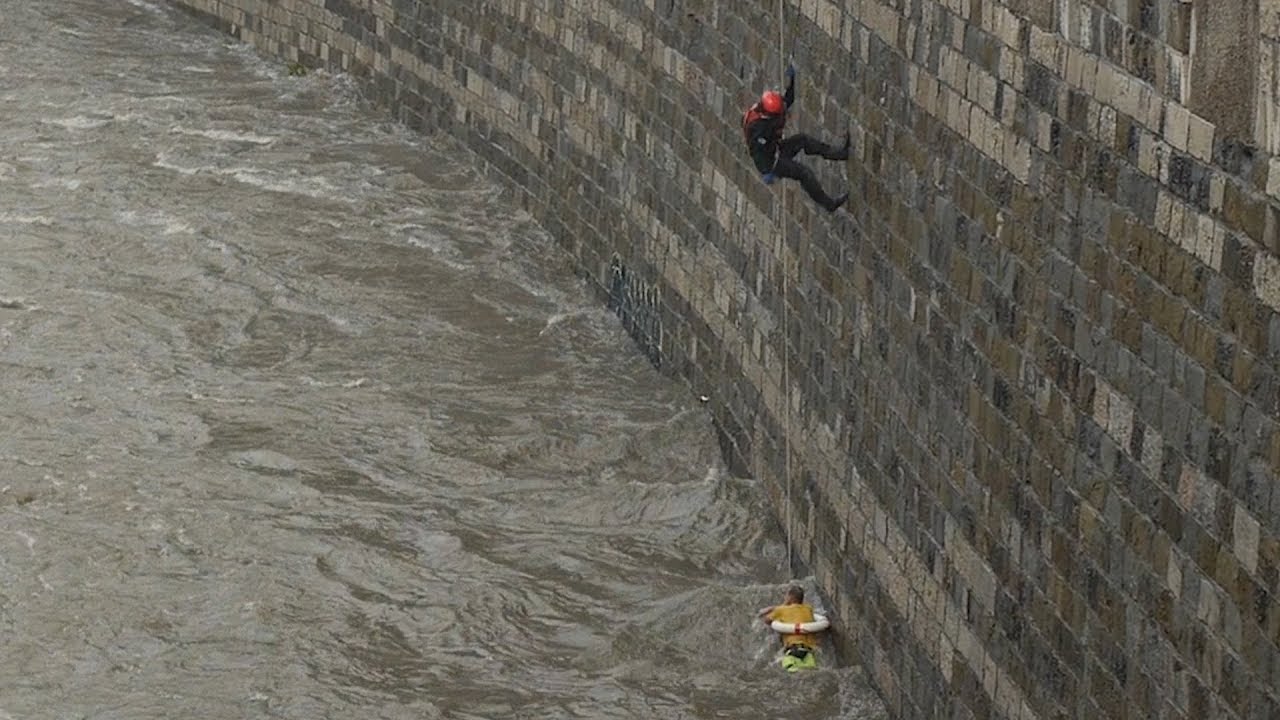 Autos mit Insassen vom Wienfluss mitgerissen: Rettungseinsatz der Feuerwehr