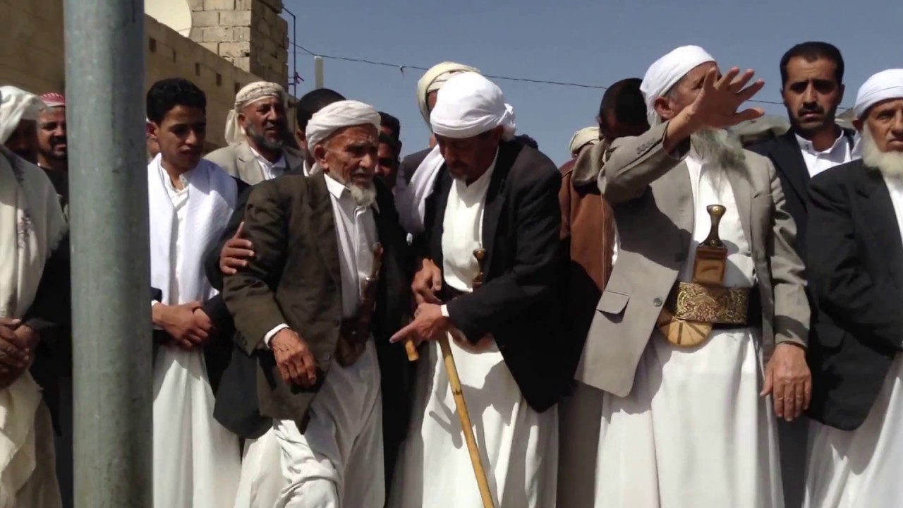 الشيخ محمد راجح العراسي يقرأ التحكيم والتفويض المطلق المقدم من الشيخ علي قعشة لشيخ وأبناء قبيلة عراس