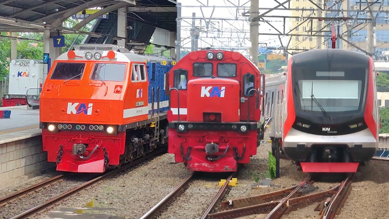 RAMAINYA KERETA API DAN LOKOMOTIF DI JAKARTA & DEPOK !! Ada Dua Lokomotif Livery RnB dan KRL China !
