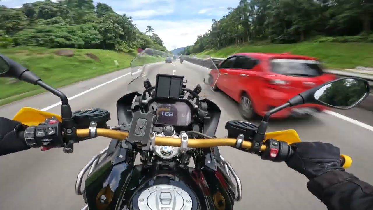 R1250GS chasing Multistrada V4