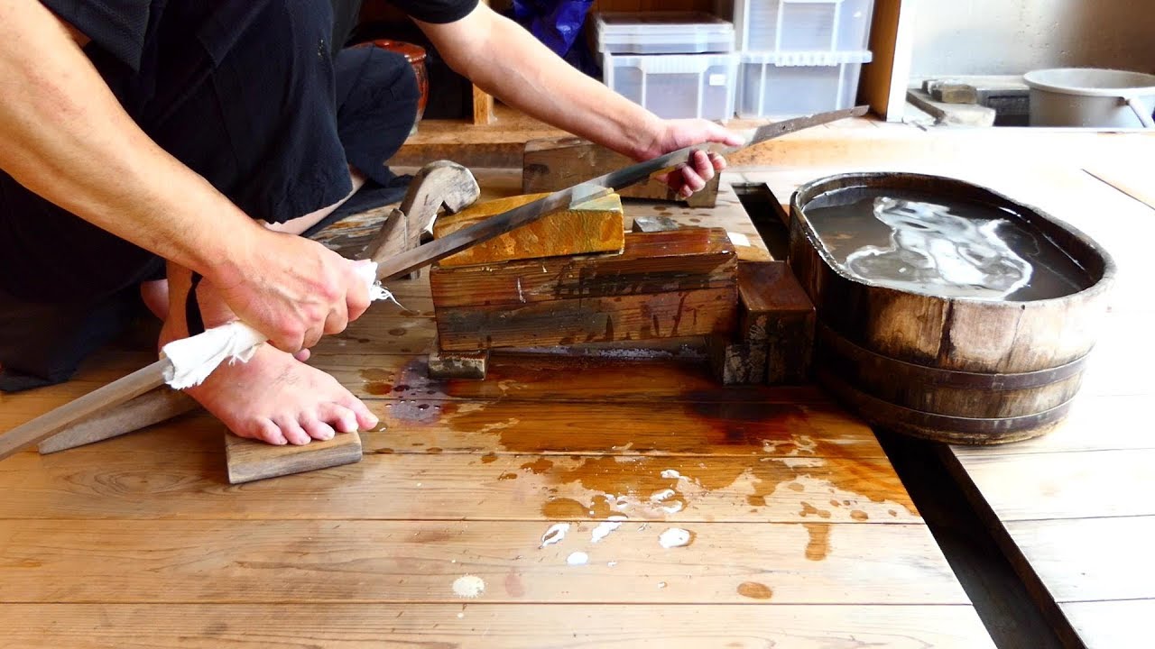 【刀剣研師】太刀（三尺八寸）の研ぎ 其ノ一【伊予・備水砥石工程】ー Japanese Sword (ōdachi) polishing part 1