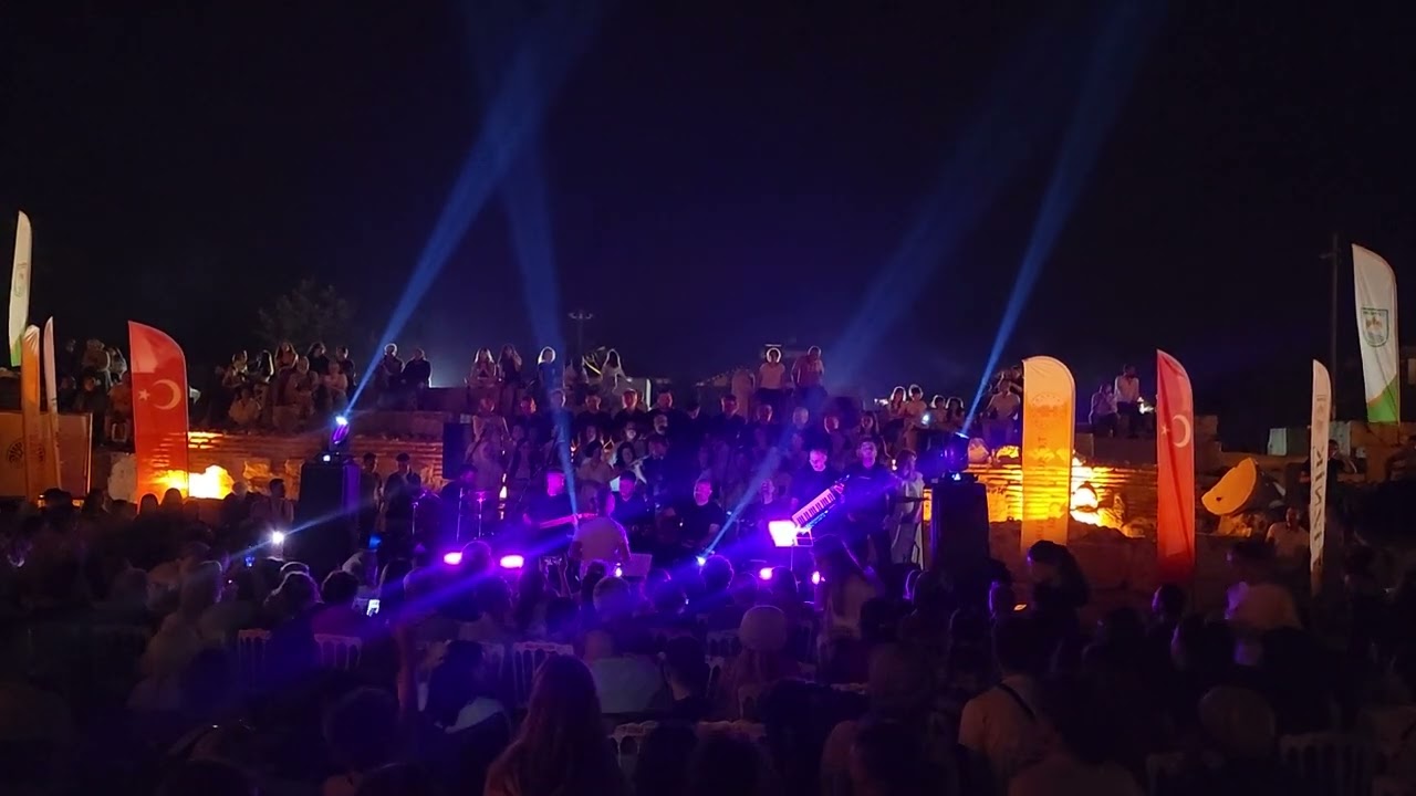 Cem Karaca Ben Bir Ceviz Ağacıyım Gülhane Parkında Volkan Demirdöven Yorumuyla Roma Tiyatrosu Konser