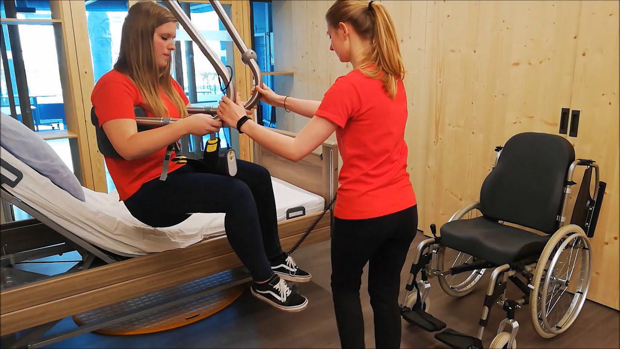 Virtuele rondleiding Vives Zorglab - Tilbeugel van rolstoel naar bed