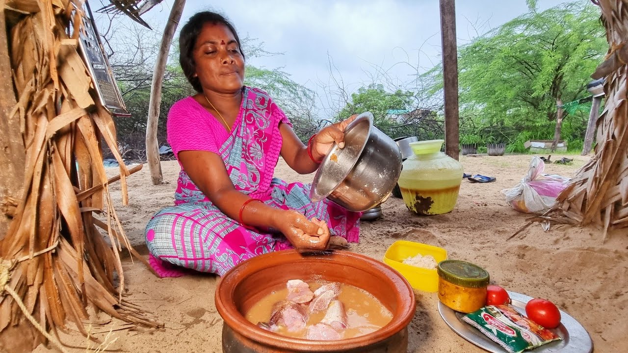 அடை மழையில் லோமியா மீன் குழம்பு மண் சட்டியில் வைத்தது | Lomia fish broth placed in a clay pot