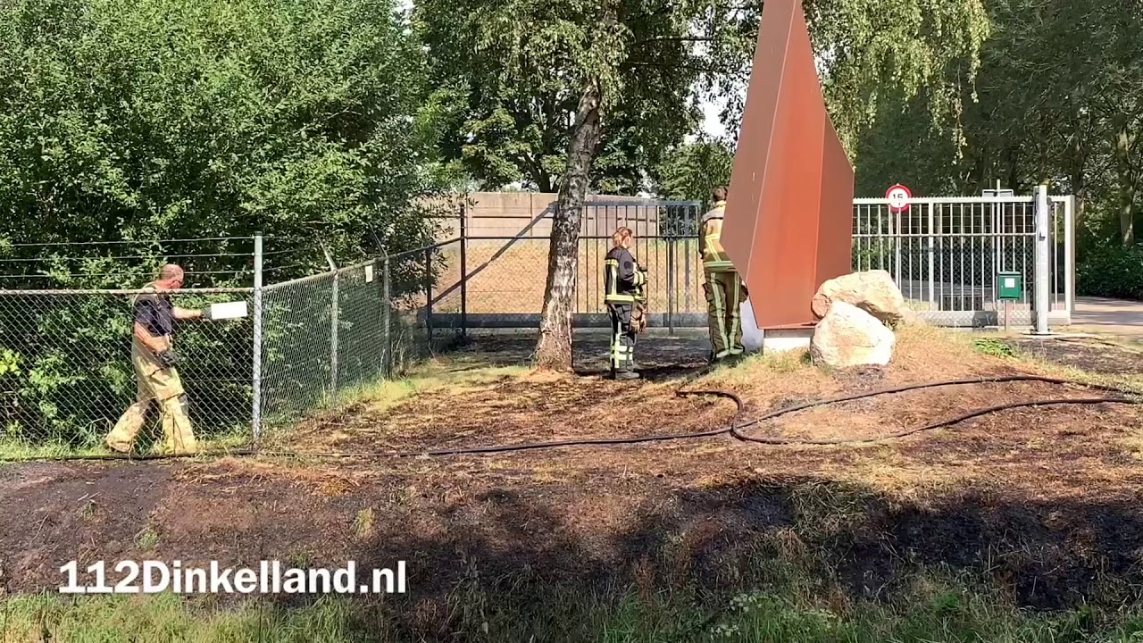 Brandweer blust forse bermbrand in Denekamp