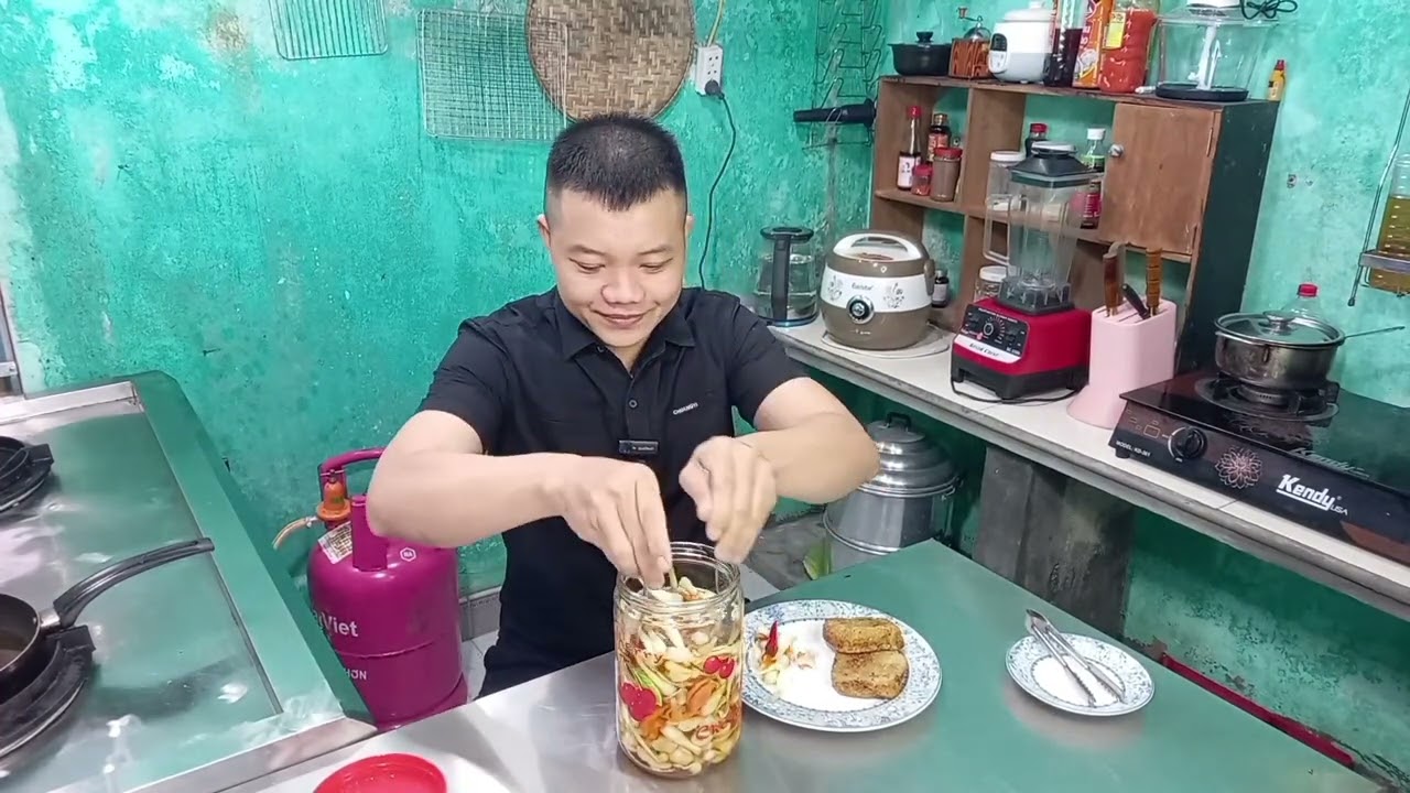 Bánh chưng chiên với dưa kiệu