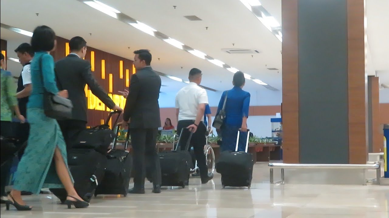 Pramugari dan Pramugara Garuda Indonesia saat membawa koper