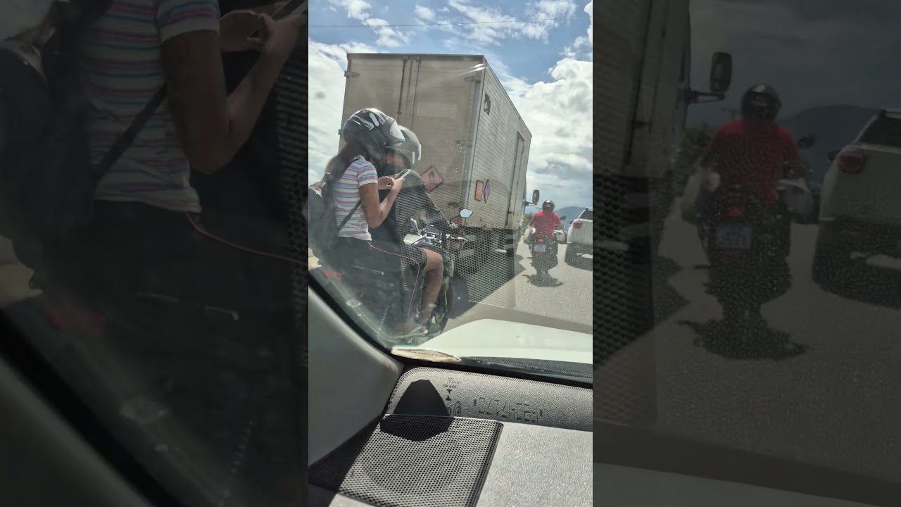 ENGARRAFAMENTO NO CENTRO PARA MUQUIÇABA CARRO NA CALÇADA DE PEDESTRES E POLÍCIA EM CIMA DO LANCE.