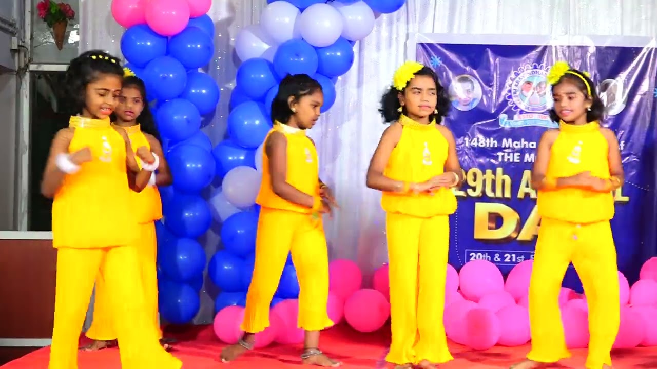 2 nd standard girls dance performance👯‍♂️👯‍♀️😀 morakka song