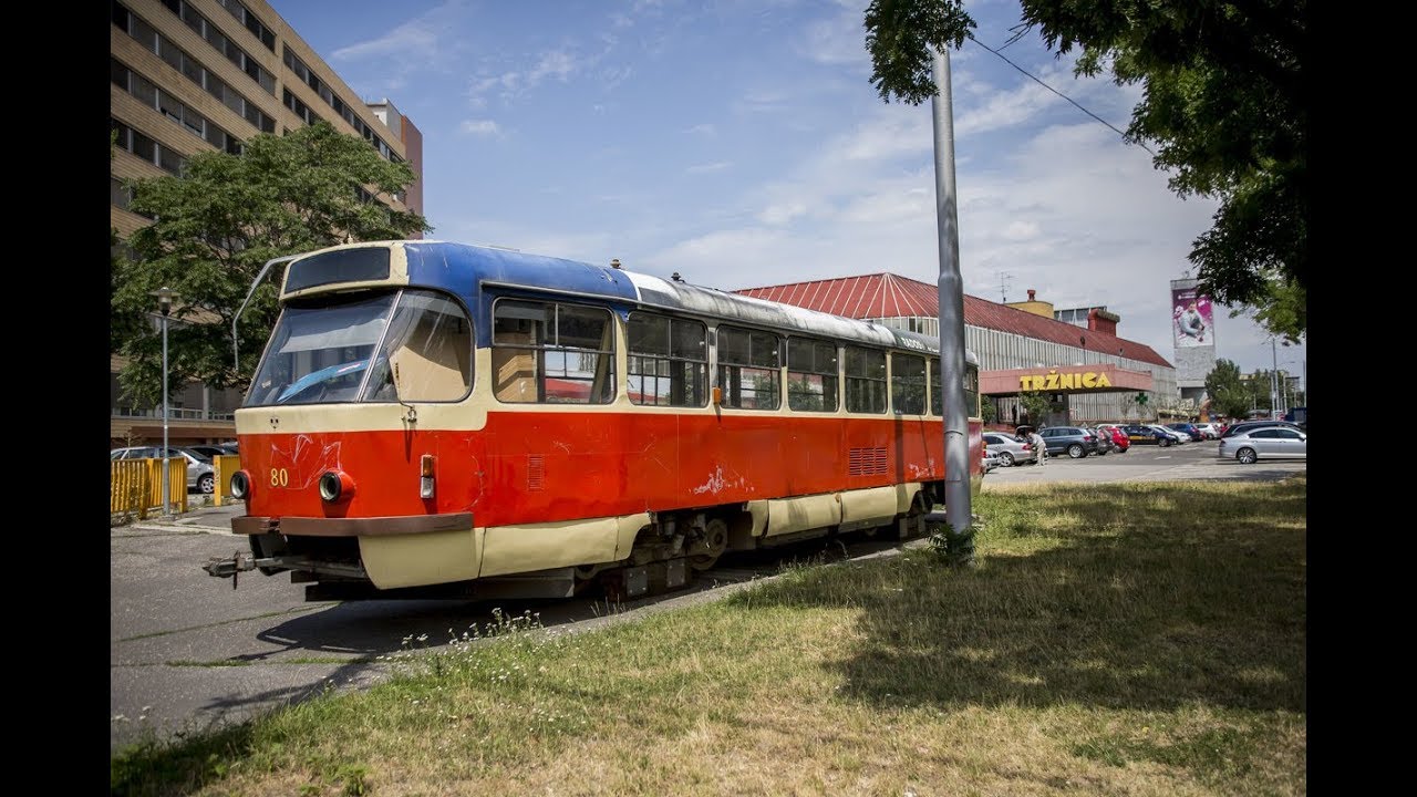 Na Trnavskom mýte v Bratislave pribudla električka. Na chodníku pred tržnicou