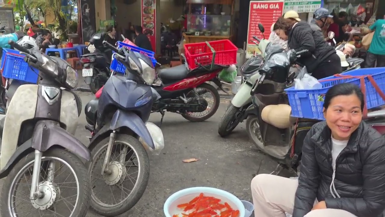 Chợ  tết Hàng Bè trước ngày lễ Ông Công Ông Táo
