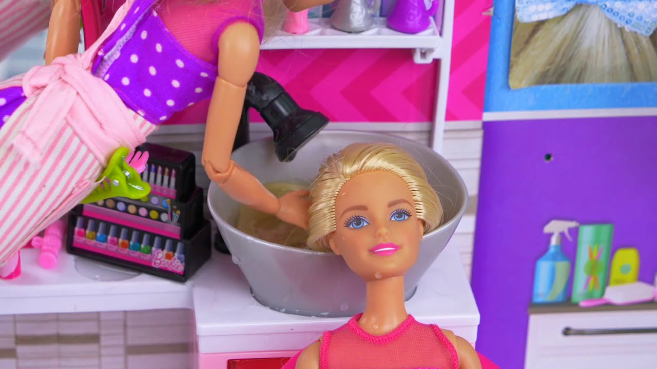 Barbie doll has new helper in the Hair Salon! Play Toys