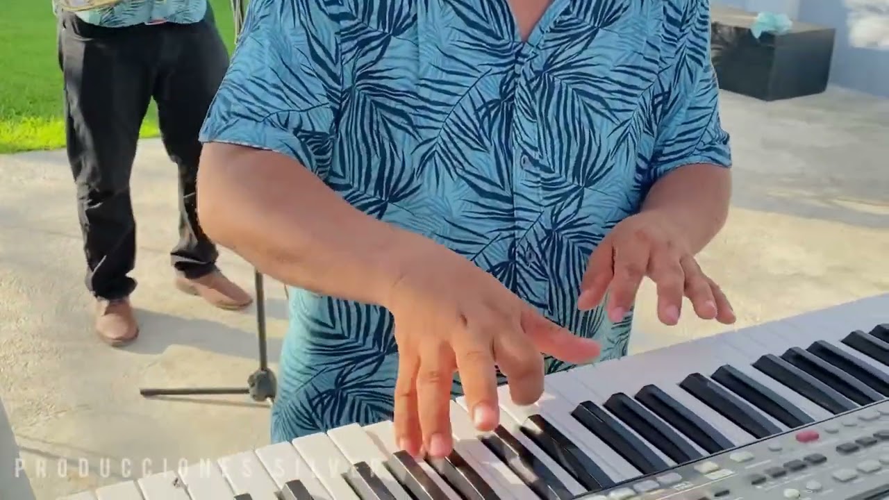 LANDO Y LOS HÉROES DEL AMOR/ LA TICHINDA (en vivo)