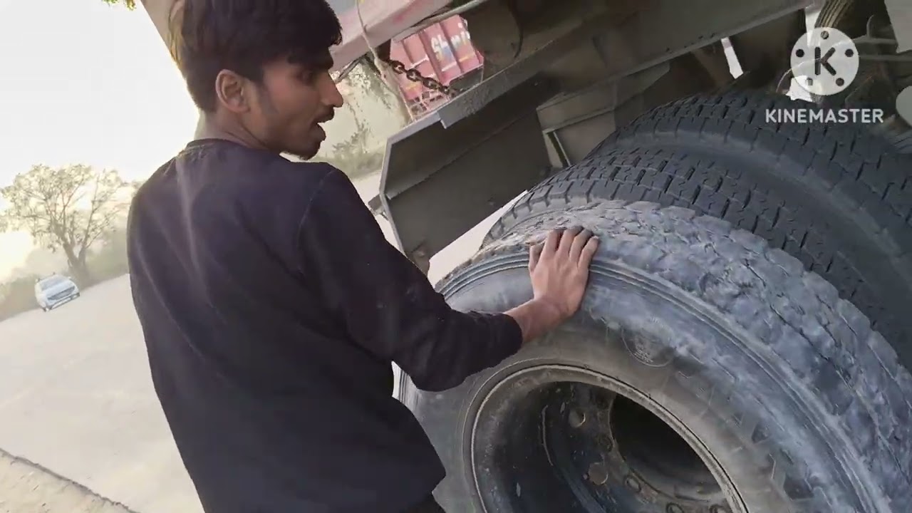 #Hello #bhai log jo dekh sakte hain Ham Apne gadi ko tyre idhar se udhar kar rahe hain#truckdriver