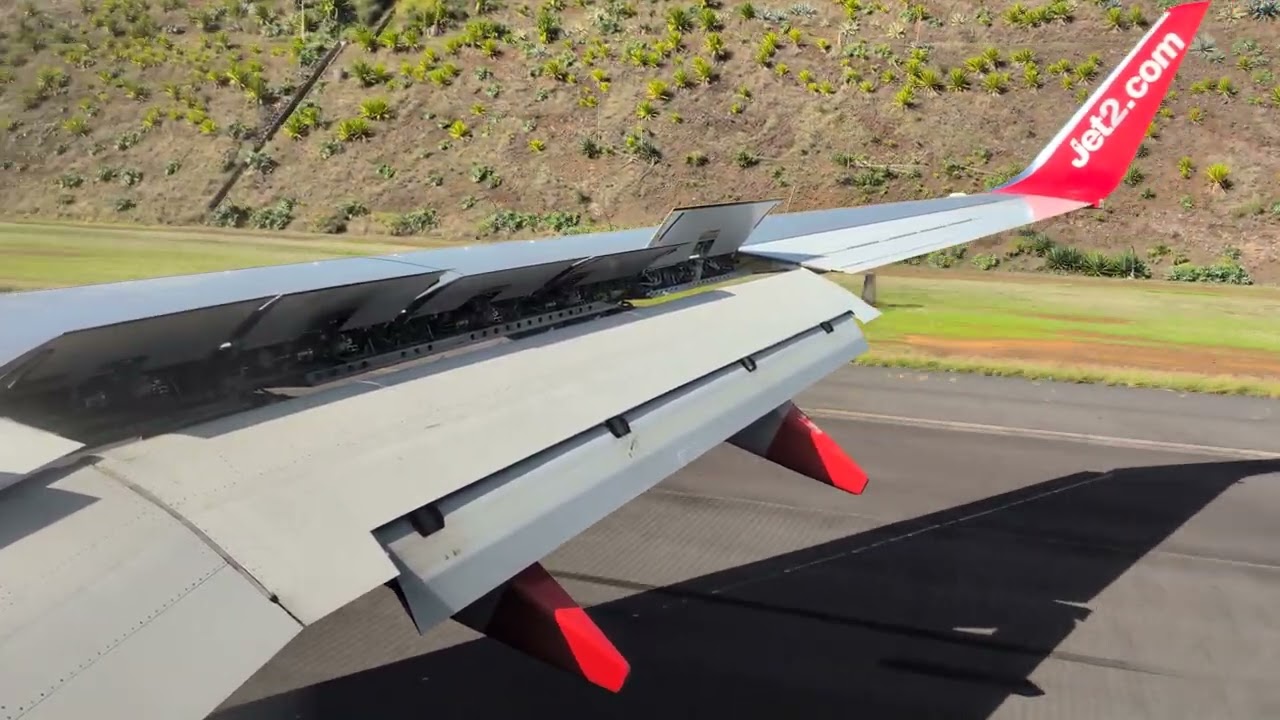 Jet2 Boeing 737-800 landing runway 23 at Funchal 