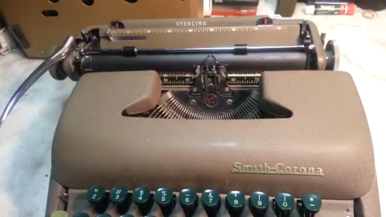 Шум спускового механизма пишущей машинки Smith Corona, щелкающий собачкой, стерлинговое, очень бе...