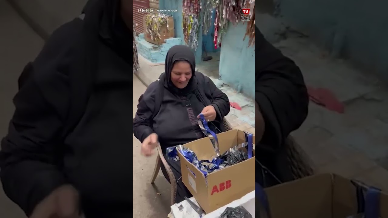 زوجان يصنعان بهجة رمضان ببيع الزينة الورقية أمام منزلهما في الإسكندرية