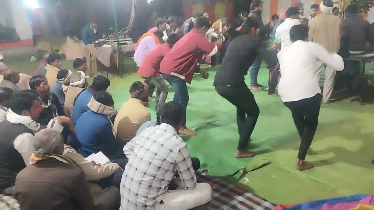 अन्घोड़ी मंडल ग्राम पटनिया में अपनी प्रस्तुति देते हैं