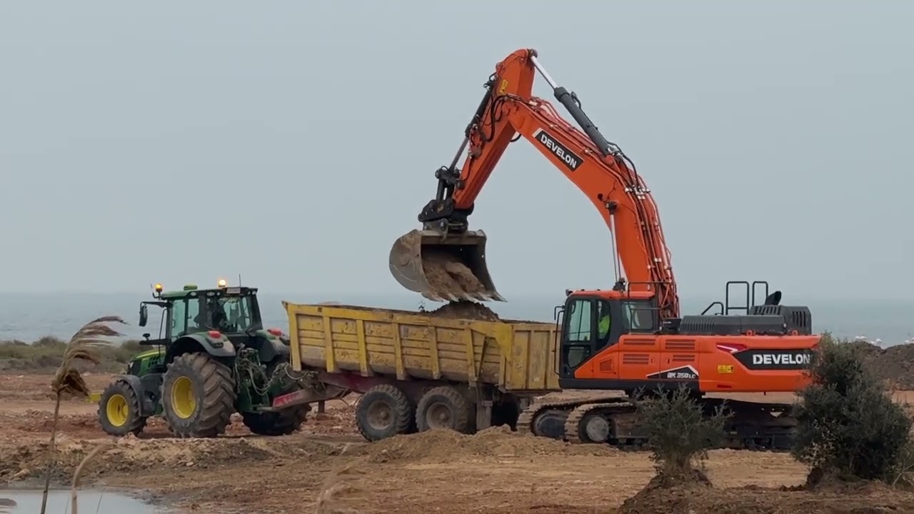 Nou projecte de renaturalització al Delta: enderroquen una piscifactoria per recuperar maresmes