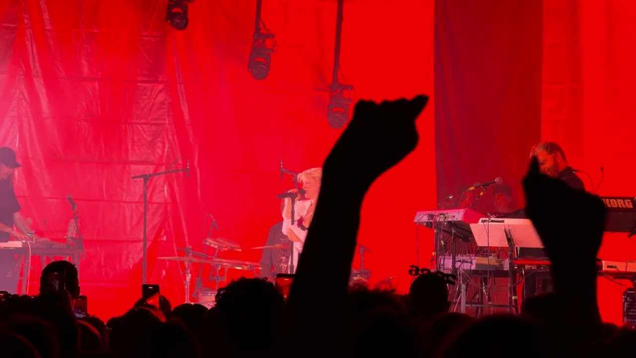Robyn “Show Me Love”, Brooklyn Paramount, NYC 12/31/25