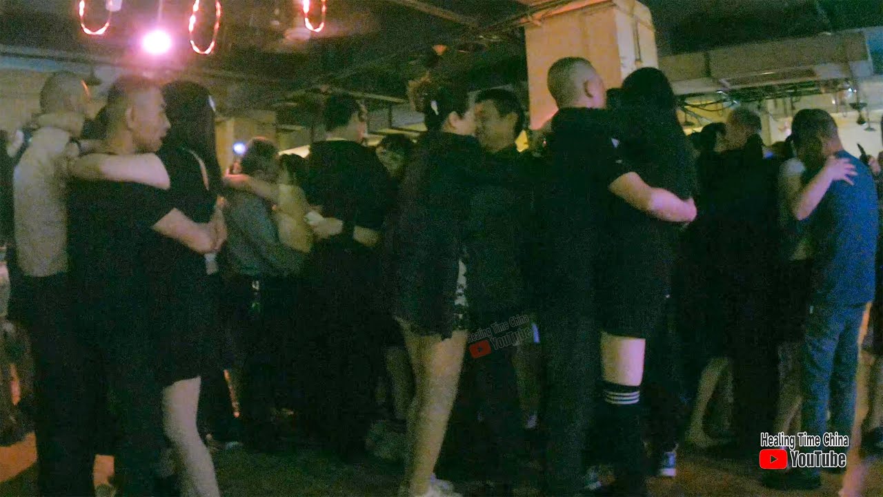 Dancing with beautiful women, there are many young and beautiful dancing partners in the dance hall