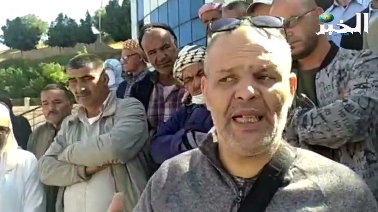 ضحايا الارهاب المدنيبن يحتجون أمام مقر ولاية غليزان