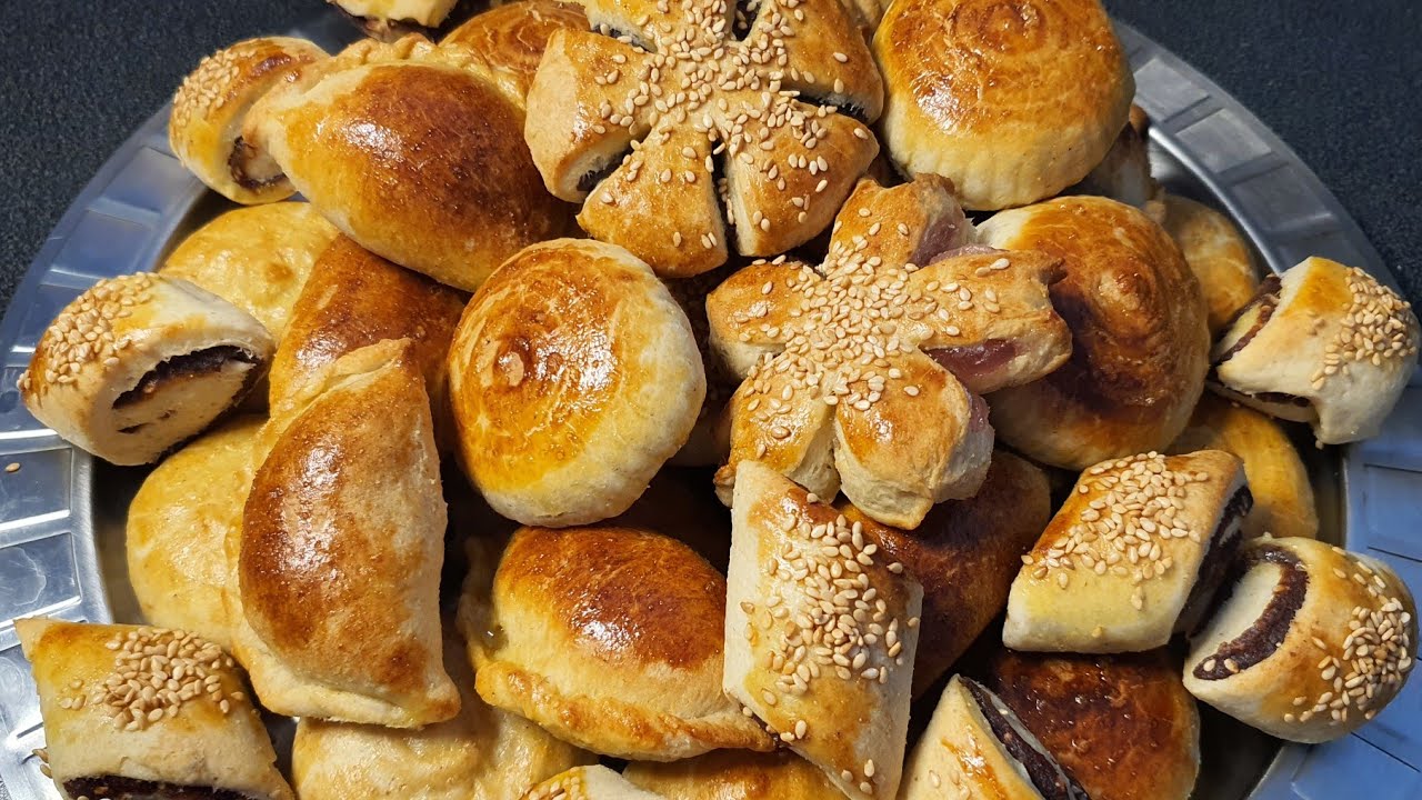كليجه بالسميد و بالتمر و الجوز والحلقوم😋 كليجه هشه وذايبه❤