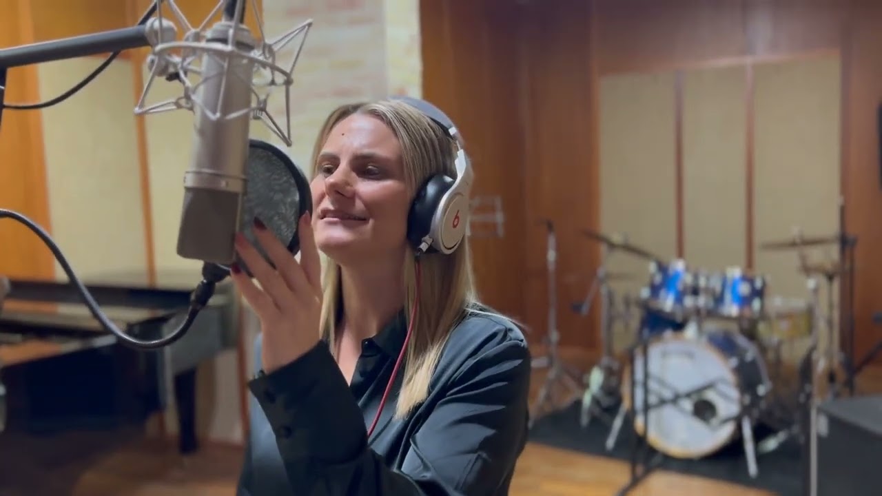 Angelica Borrelli - (brivido caldo)￼cover Matia Bazar ￼￼