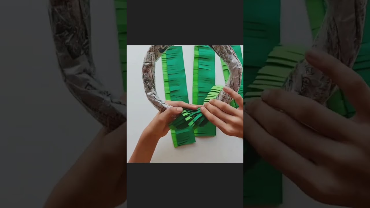 Christmas paper wreath/door hanging 🎄🎄 #shorts #youtubeshorts #shortvideo #christmas