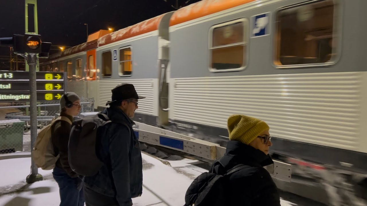 Plattformsbommarna på Öxnered station med Västtåg - Swedish level crossing with Västtåg train